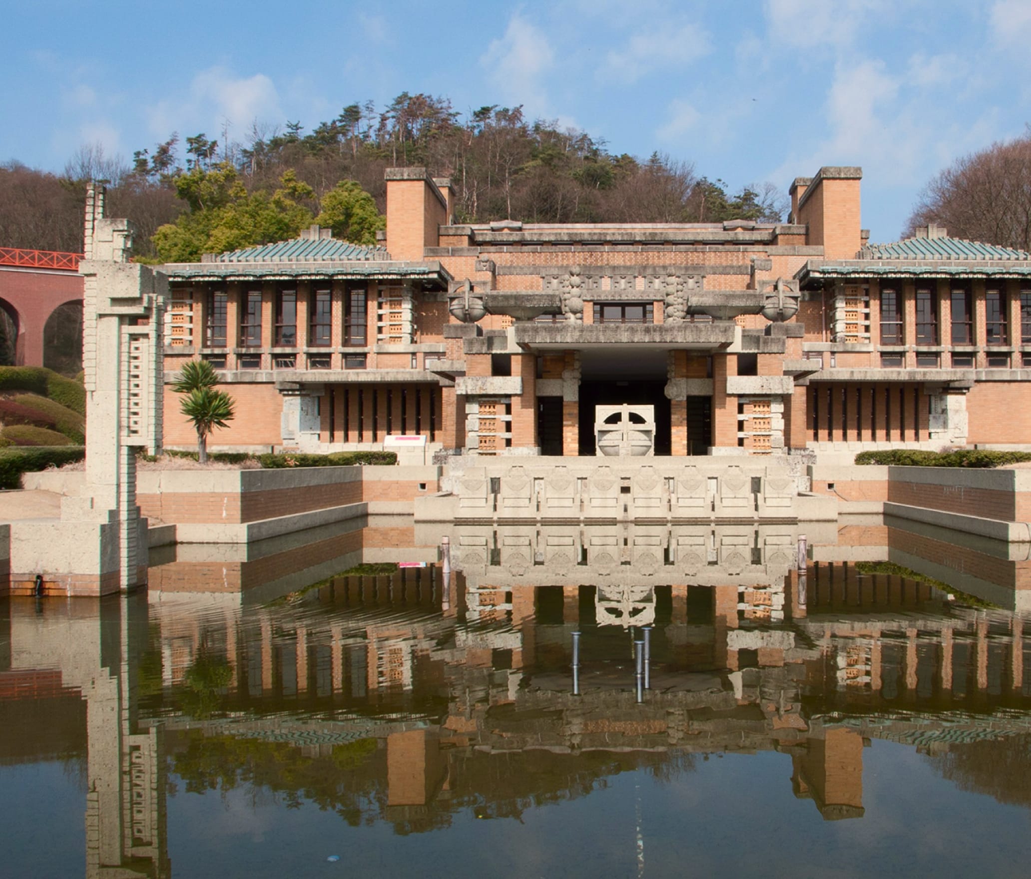 ORNAMENTAL BRICKS THAT FORGED A MAJESTIC ATMOSPHERE